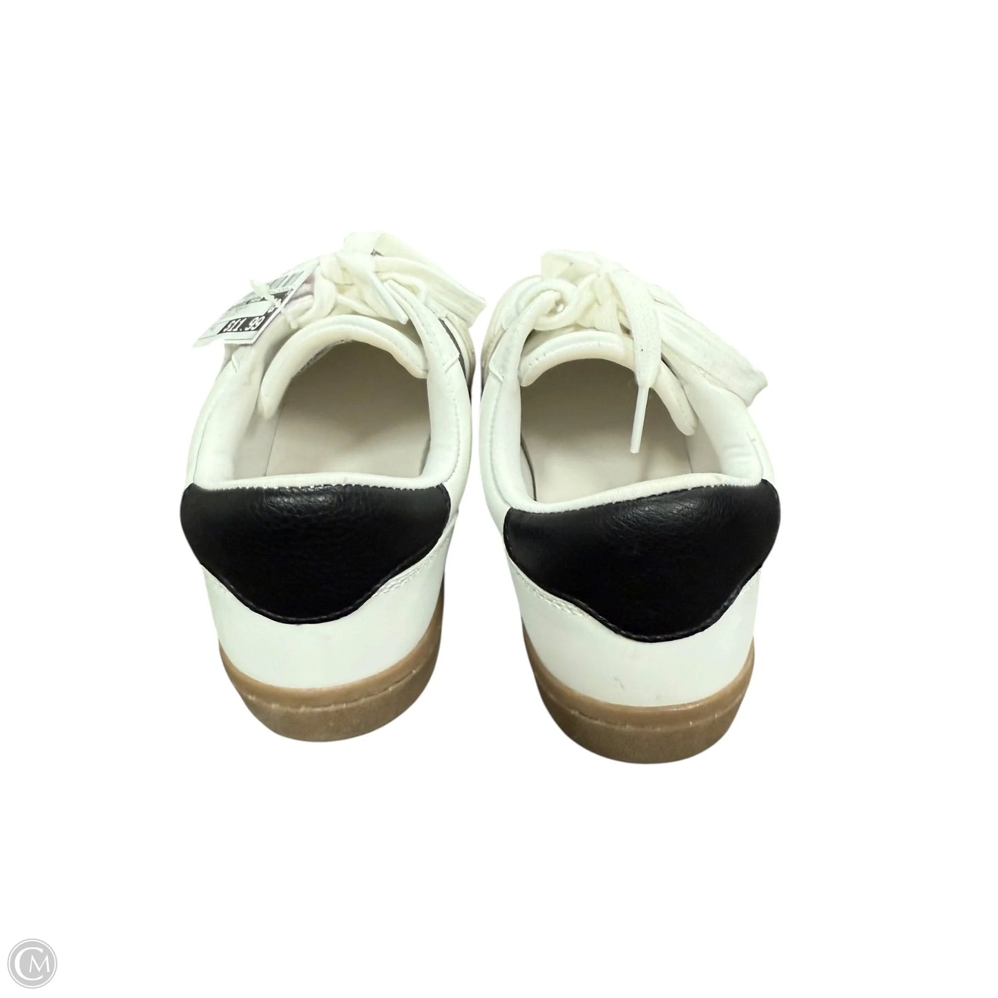 Shoes Sneakers By Universal Thread In Black & White, Size: 6