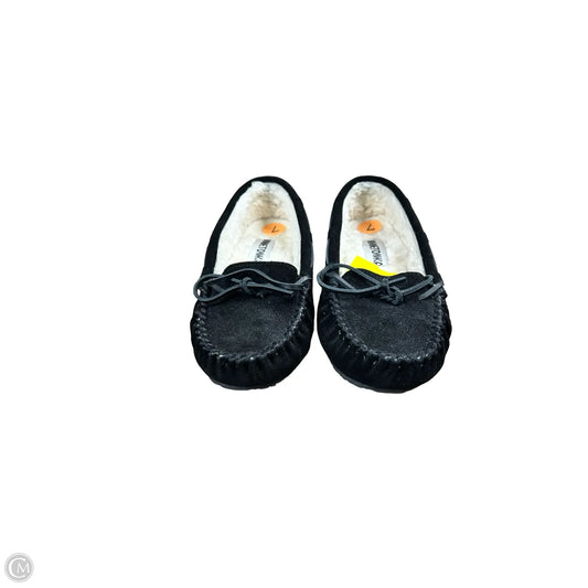 Shoes Flats By Minnetonka In Black, Size: 7