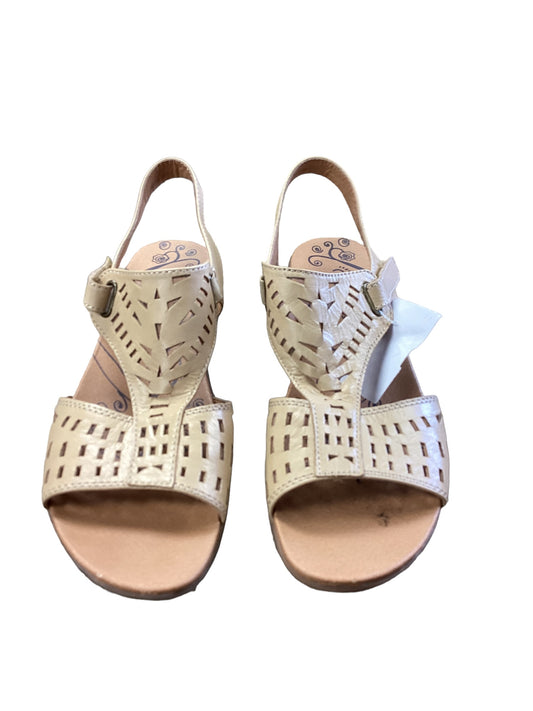 Tan Sandals Flats Bare Traps, Size 9