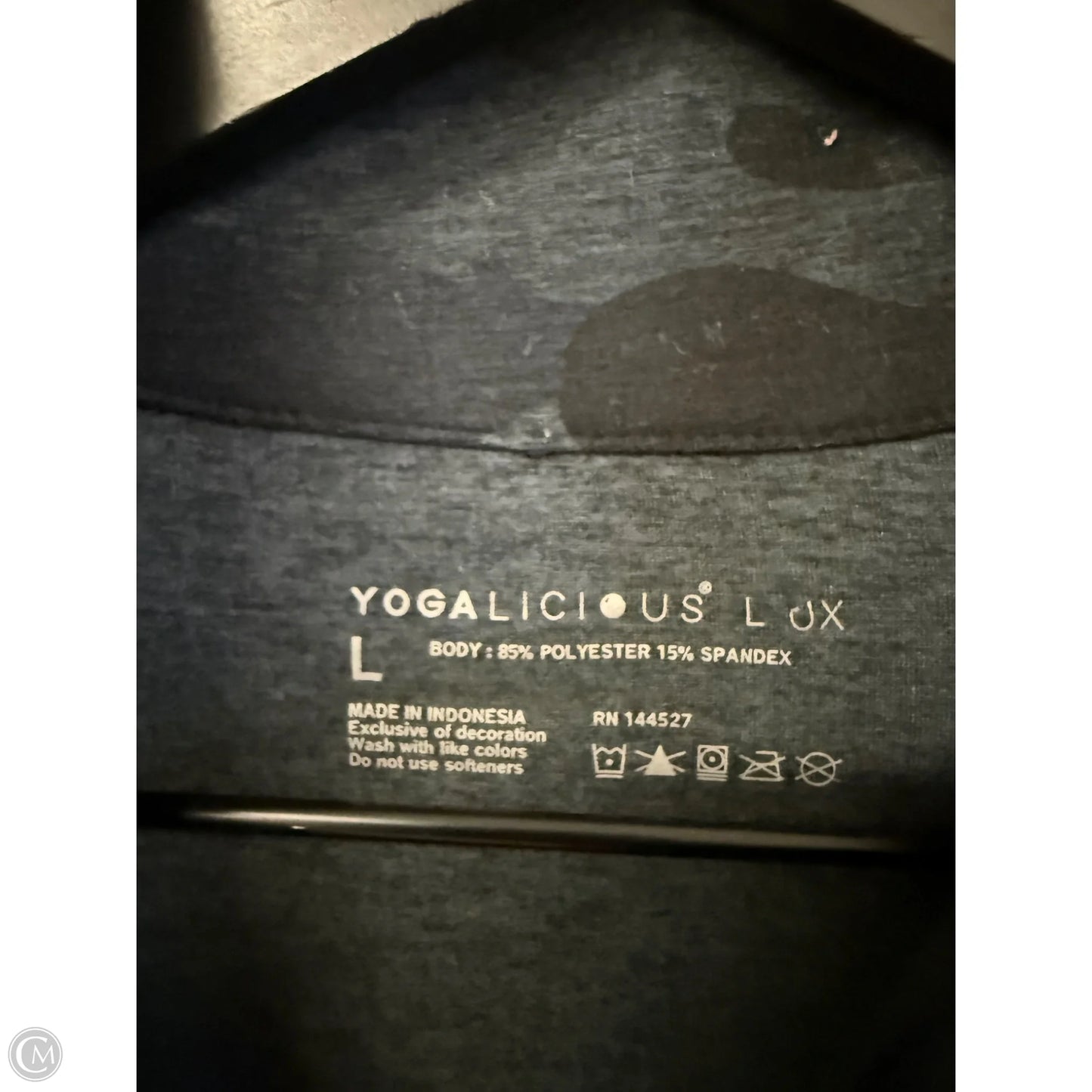 Athletic Top Long Sleeve Collar By Yogalicious In Camouflage Print, Size: L