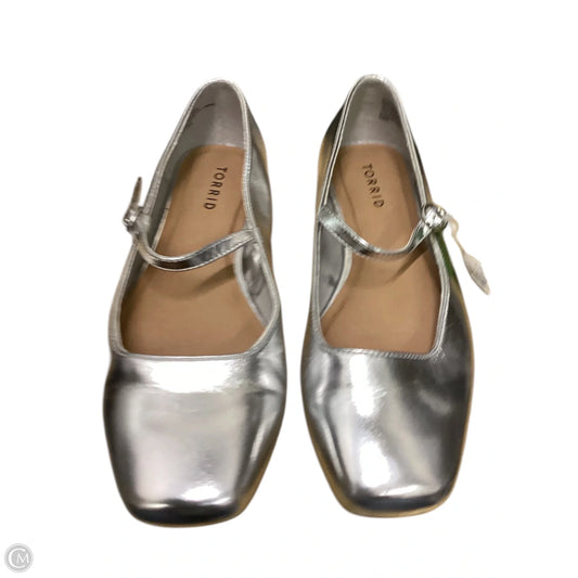 Shoes Flats By Torrid In Silver, Size: 9