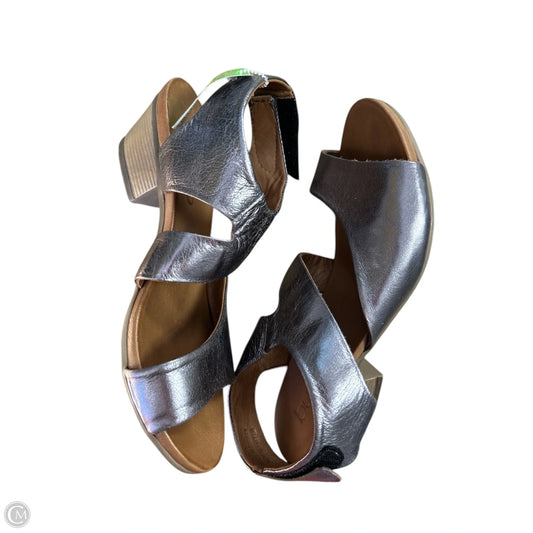 Sandals Flats By Bueno In Bronze, Size: 7.5