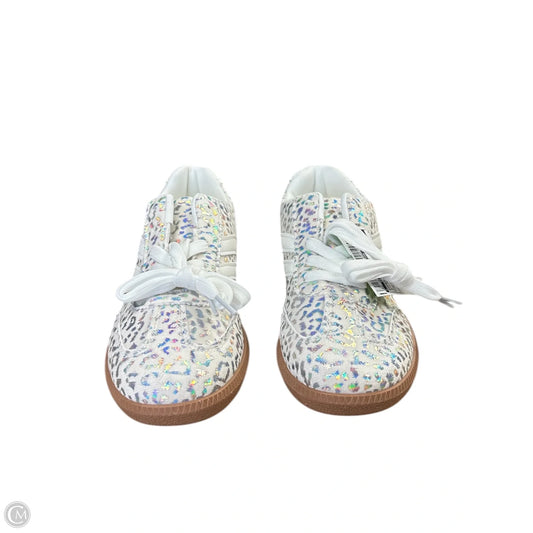 Shoes Sneakers By Clothes Mentor In Silver & White, Size: 7