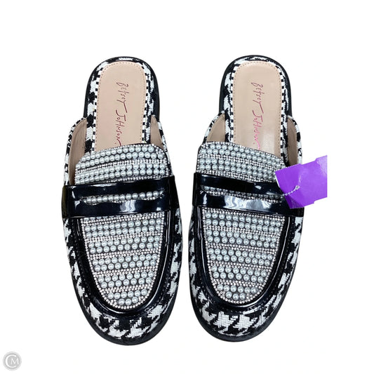 Shoes Flats By Betsey Johnson In Black & White, Size: 9