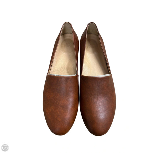 Shoes Flats By Dansko In Brown, Size: 11